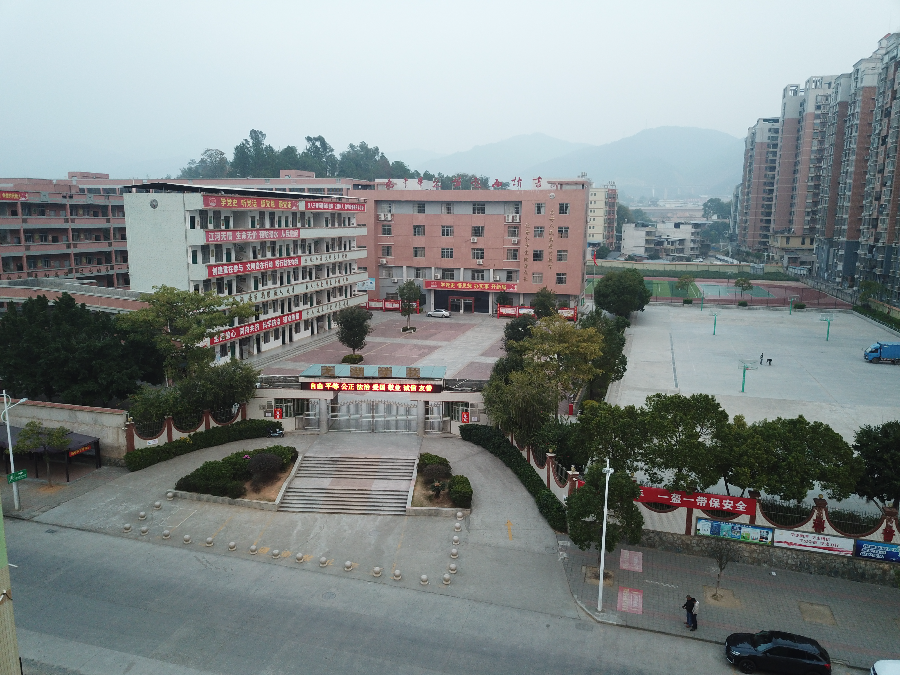 龙湖学校.jpg